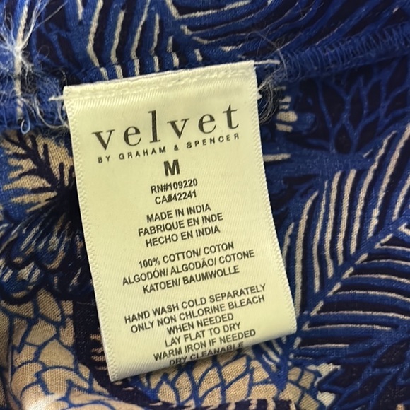Velvet by Graham & Spencer Yuelle Blue Floral Flutter Sleeve Keyhole Top - M - Picture 11 of 13